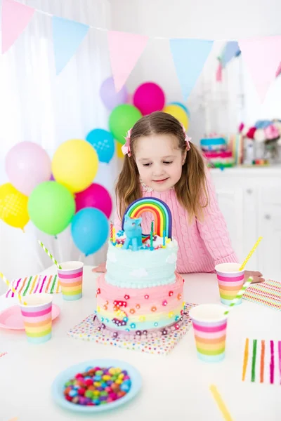 Fiesta de cumpleaños para niños con pastel —  Fotos de Stock