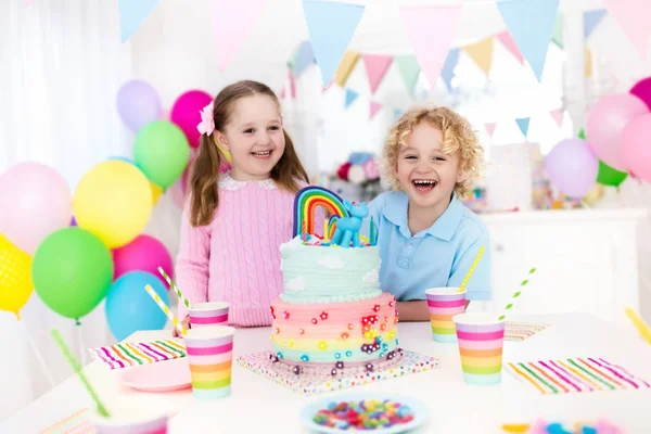 Barn födelsedagsfest med tårta — Stockfoto