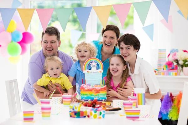 Kids verjaardagsfeest. Familiefeest met taart. — Stockfoto