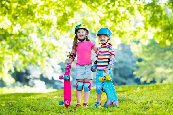 Niños montando monopatín en el parque de verano —  Fotos de Stock