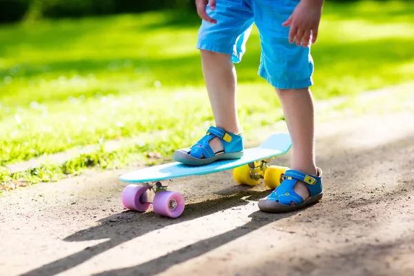 Kind fährt Skateboard im Sommerpark — Stockfoto