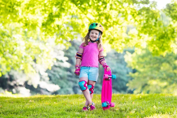 Skateboard per bambini nel parco estivo — Foto Stock