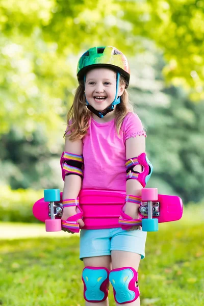 夏の公園で子供乗馬スケート ボード — ストック写真