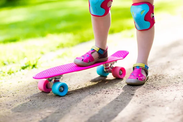 Patineta infantil en el parque de verano —  Fotos de Stock