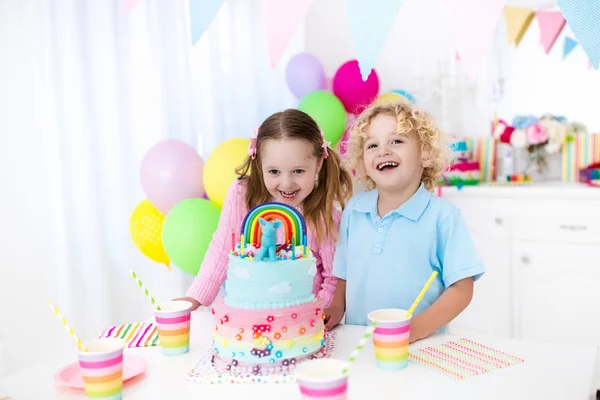 Çocukların doğum günü partisi pasta ile — Stok fotoğraf