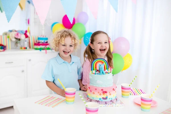 Fête d'anniversaire des enfants avec gâteau — Photo