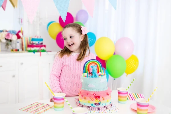 Barn födelsedagsfest med tårta — Stockfoto