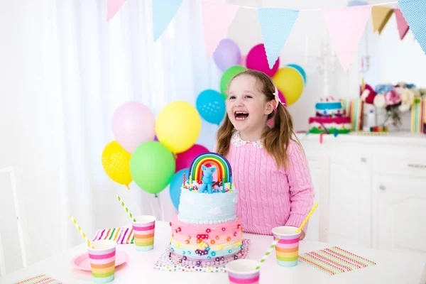 Fiesta de cumpleaños para niños con pastel —  Fotos de Stock