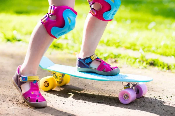 Patineta infantil en el parque de verano —  Fotos de Stock