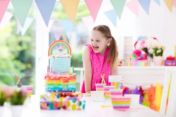 Kids birthday party. Little girl with cake. — Stock Photo, Image