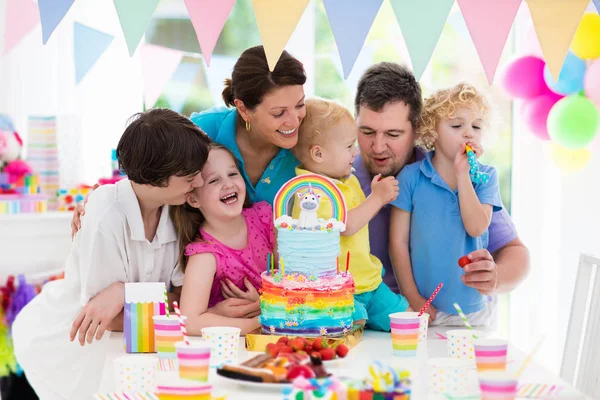 子供の誕生日パーティー。家族のお祝いケーキ. — ストック写真