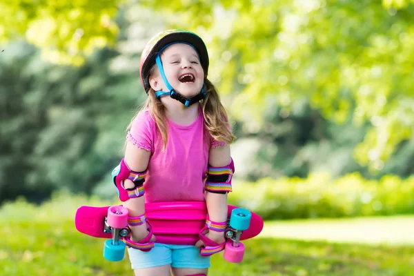 Deskorolka jazda dziecko w lato park — Zdjęcie stockowe