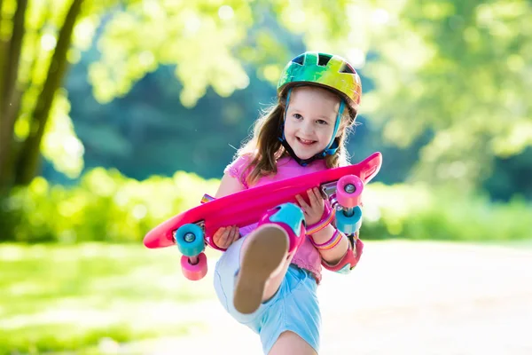 Skateboard enfant dans le parc d'été — Photo