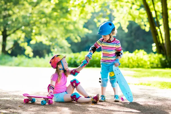 Kinderen rijden skateboard in zomer park — Stockfoto