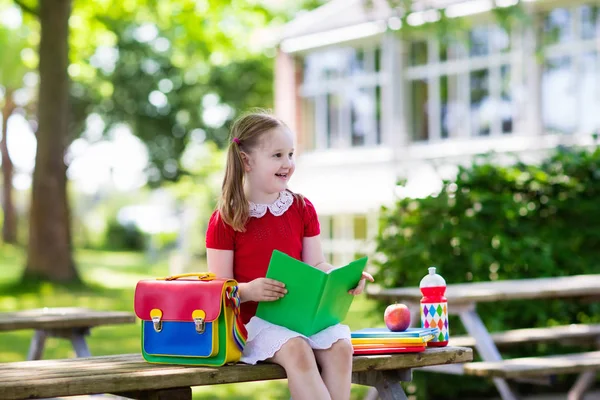 Kind geht wieder zur Schule, Jahresanfang — Stockfoto