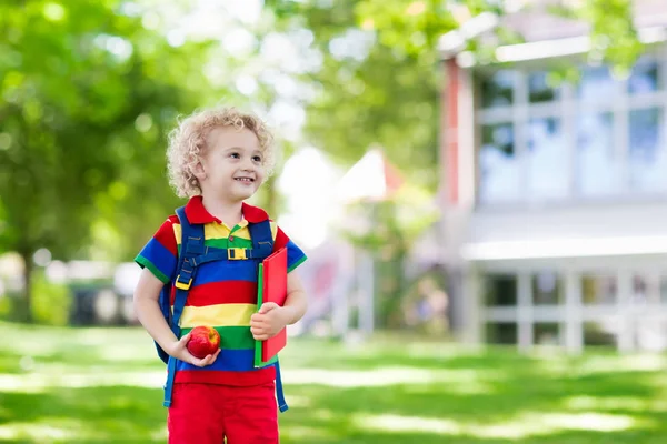 Bambino che torna a scuola, inizio anno — Foto Stock