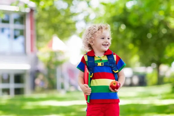 Kind terug te gaan naar school, begin van het jaar — Stockfoto