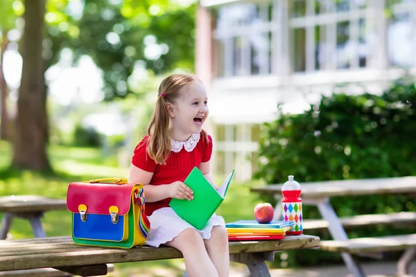 Bambino che torna a scuola, inizio anno — Foto Stock