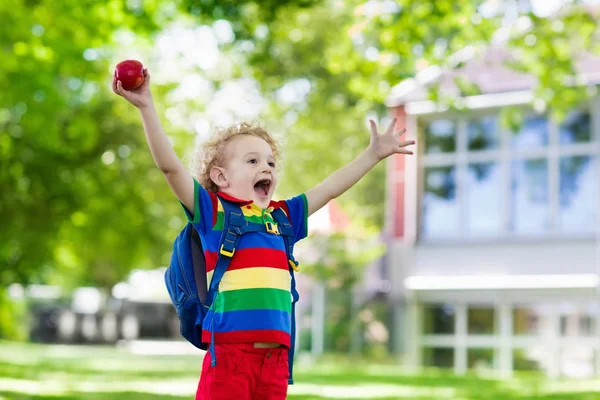 Bambino che torna a scuola, inizio anno — Foto Stock