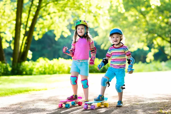 Niños montando monopatín en el parque de verano —  Fotos de Stock