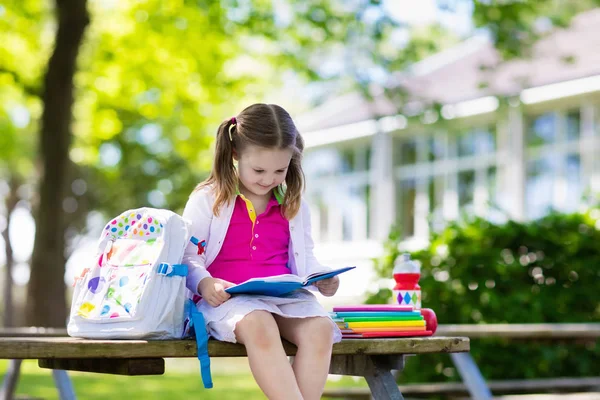 Kind terug te gaan naar school, begin van het jaar — Stockfoto