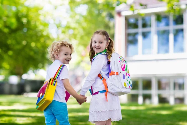 Crianças voltando para a escola, ano de início — Fotografia de Stock