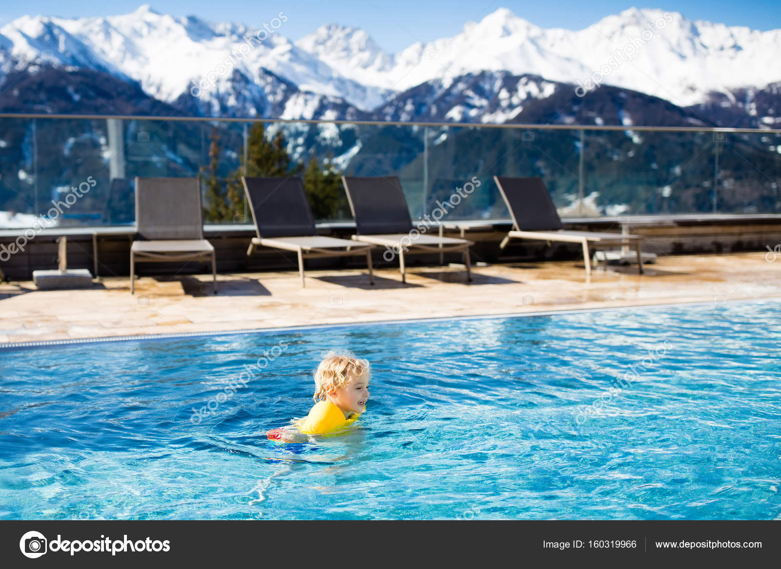Kind im Außenpool des alpine resort — Stockfoto © FamVeldman #160319966 Kind im Außenpool des alpine resort — Stockfoto © FamVeldman #160319966