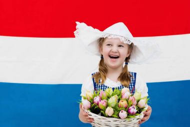 Lale çiçek ve Hollanda bayrağı ile çocuk