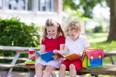 Çocuklar okula yıl başlangıç geri dönüş