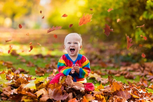 Kind im Fallpark. Kind mit Herbstblättern. — Stockfoto