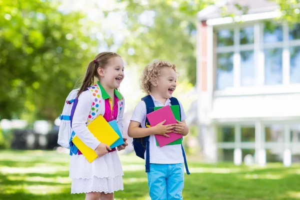 孩子们回到学校，一年的开始 — 图库照片