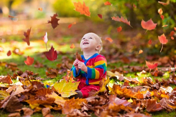 Niño en el parque de otoño. Niño con hojas de otoño . — Foto de Stock