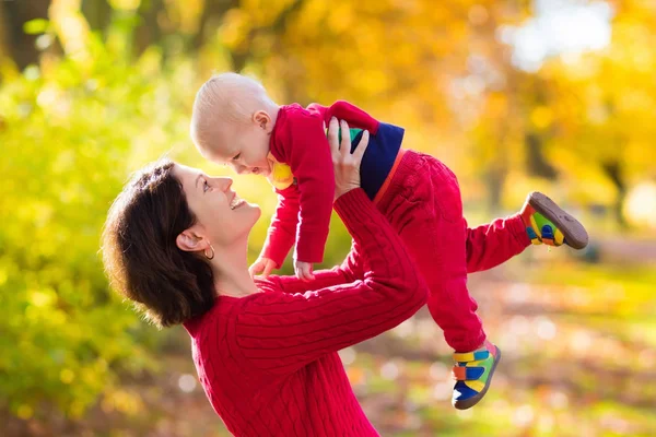 Mother and baby in autumn. Fall outdoor family fun. — Stock Photo, Image