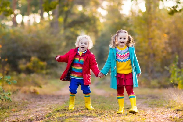 Les enfants jouent dans le parc d'automne. Enfants en automne . — Photo