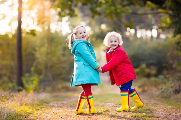 Los niños juegan en el parque de otoño. Niños en otoño . — Foto de Stock