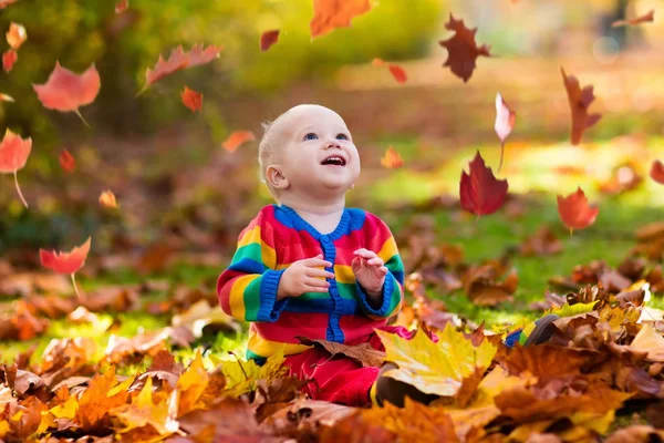 Kind im Fallpark. Kind mit Herbstblättern. — Stockfoto