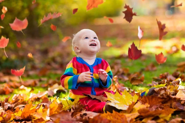 Bambino nel parco autunnale. Ragazzo con foglie autunnali . — Foto Stock