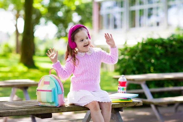 Niño volviendo a la escuela, año de inicio — Foto de Stock