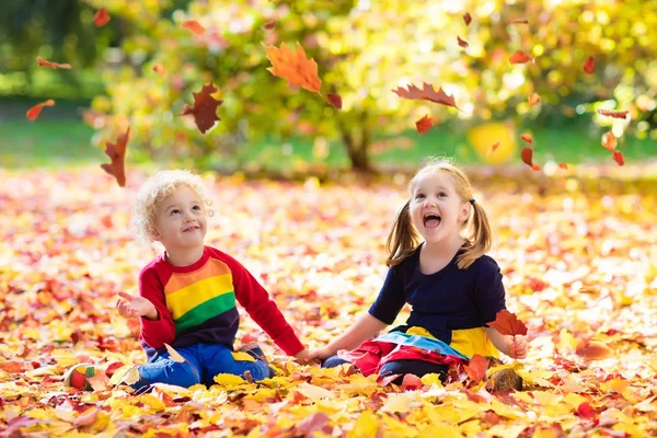 Anak-anak bermain di taman musim gugur. Anak-anak di musim gugur . — Stok Foto