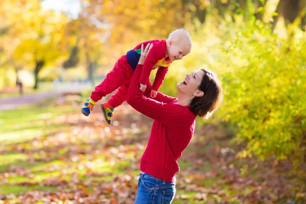 Mãe e bebê no outono. Diversão em família ao ar livre queda. — Fotografia de Stock