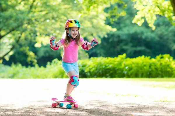 Skateboard per bambini nel parco estivo — Foto Stock