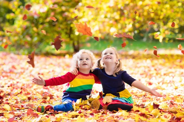 Crianças brincam no parque outono. Crianças em queda. — Fotografia de Stock
