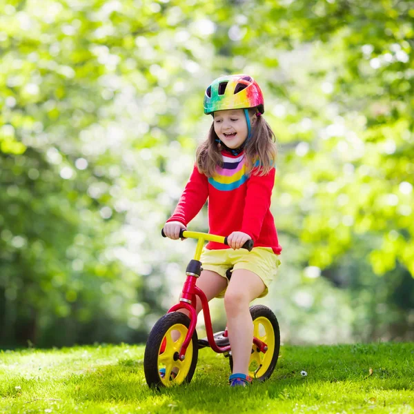 Crianças passeio de bicicleta de equilíbrio no parque — Fotografia de Stock