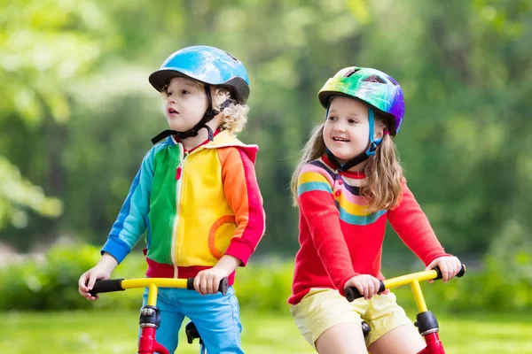 Barnen rida balans cykel i park — Stockfoto