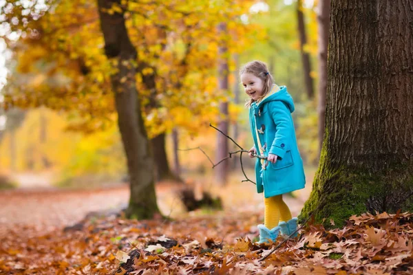 Niño en el parque de otoño. Niño con hojas de otoño . — Foto de Stock