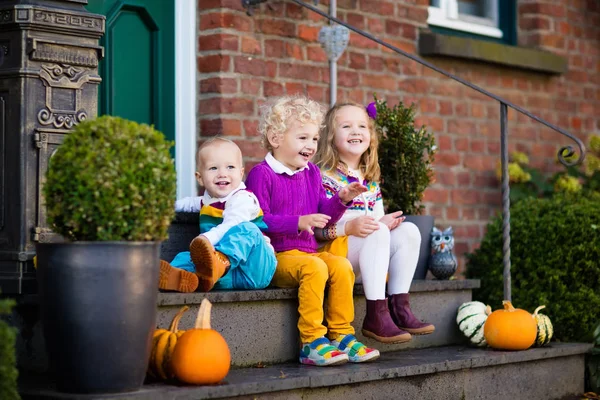 Crianças no alpendre da casa no dia de outono — Fotografia de Stock