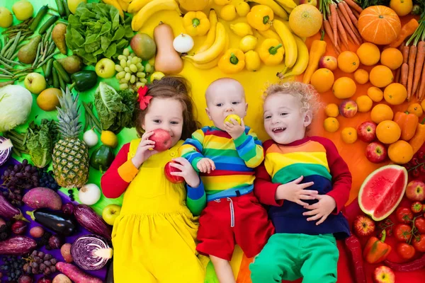Buah sehat dan gizi sayur untuk anak-anak — Stok Foto