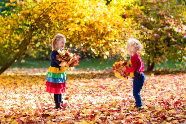 Dzieci grają w jesienny park. Dzieci jesienią. — Zdjęcie stockowe