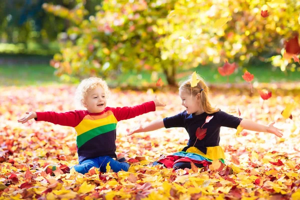 Dzieci grają w jesienny park. Dzieci jesienią. — Zdjęcie stockowe