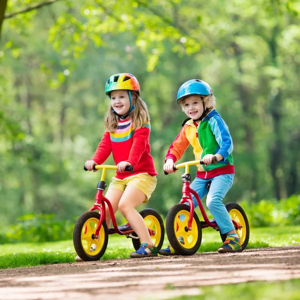 Crianças passeio de bicicleta de equilíbrio no parque — Fotografia de Stock